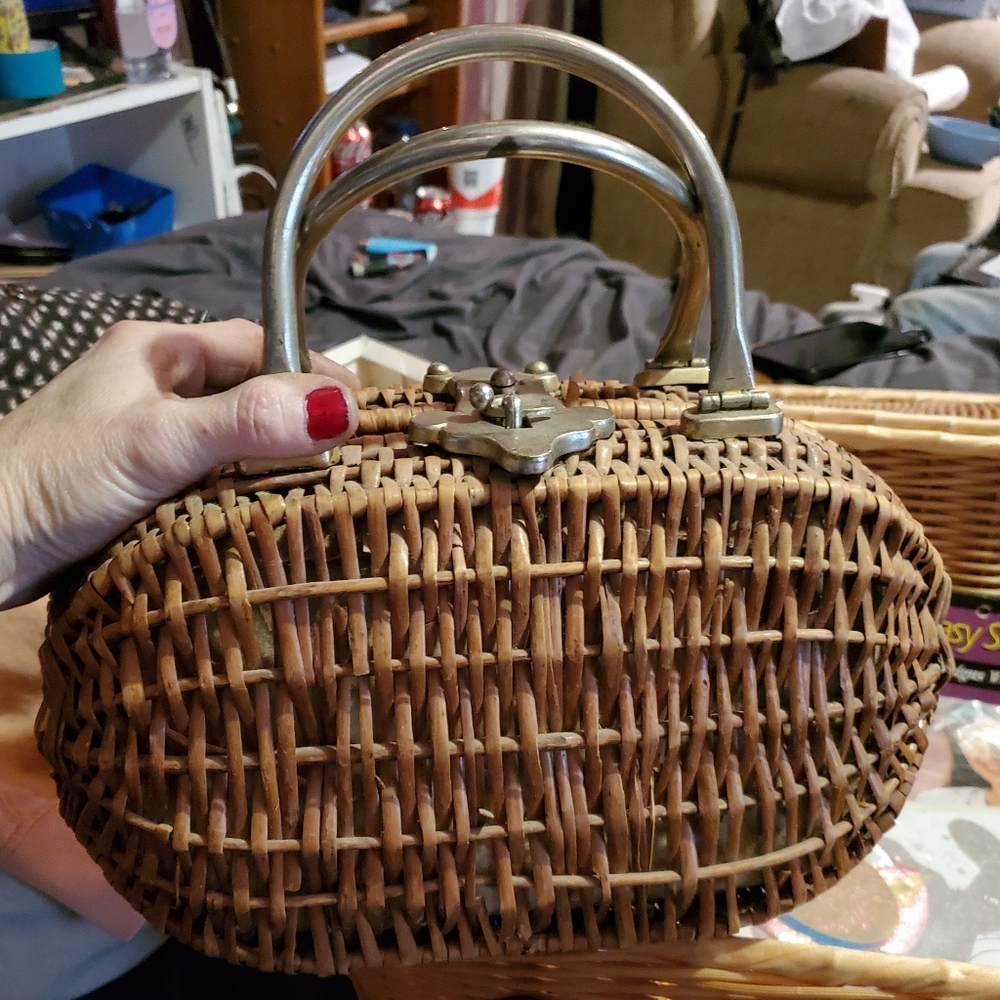 Retro wicker bag with metal handles